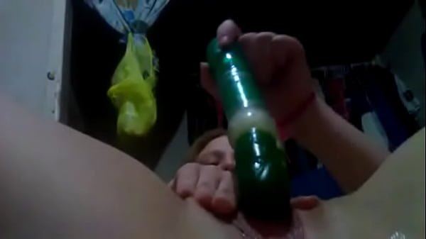 Blonde dildos her pussy