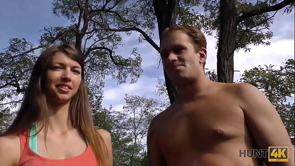 HUNT4K. Cuck for cash permite a un rico extra&ntilde;o follar por el culo a su novia en el parque