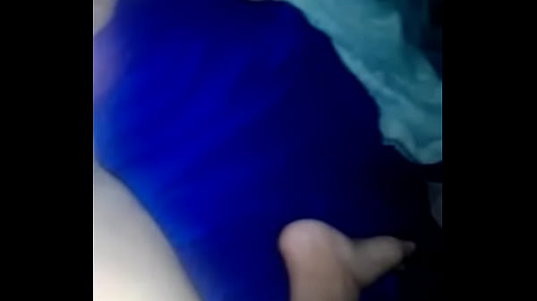 pillada con su juguete