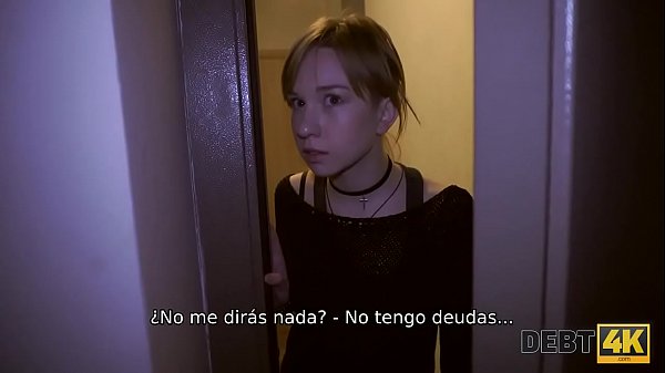 Debt4k. La estudiante no tiene posibilidades de pagar por un nuevo iPhone, por lo que necesita chupar ahora