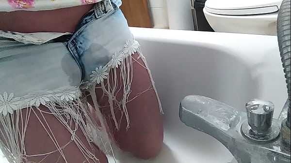 Pissing in the bath  