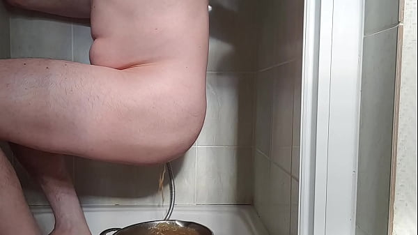 plug dans le cul et enema dans une gamelle vid&eacute;o 1 sur 3  