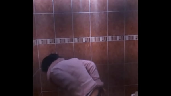 La guarra de mi prima buenota en el ba&ntilde;o