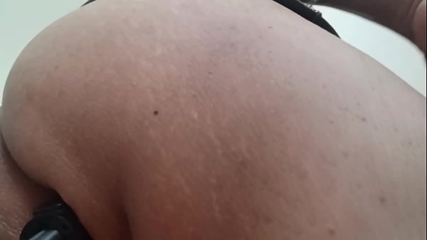 Me encanta introducirme objetos diversos en mi ano, me hace sentir muy puta 