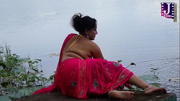 শাড়িতেই বাঙ্গালী নারীর পরিচয় থাকে তা থেকেই তাকে পছন্দ করে নিতে হয়