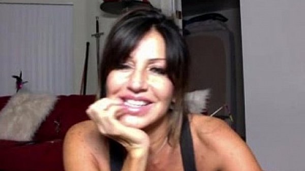 Milf masturbating on the webcam