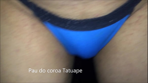 Eu dando com a calcinha tanga azul com detalhe preta da Elaine