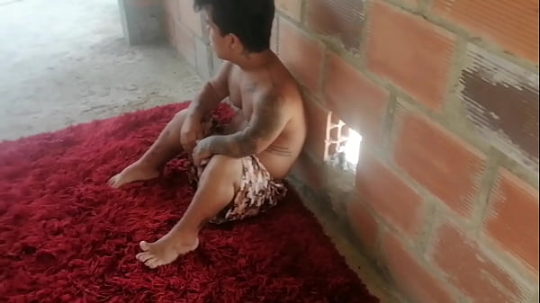 despues de recibir ese hermoso detalle le doy una rica mamada de co&ntilde;o y la pongo a mamar verga