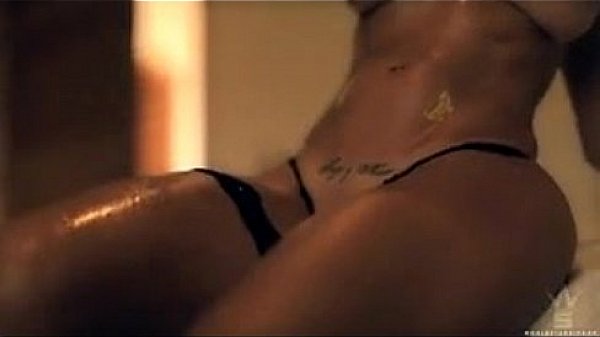 Gostosa e m&uacute;sica