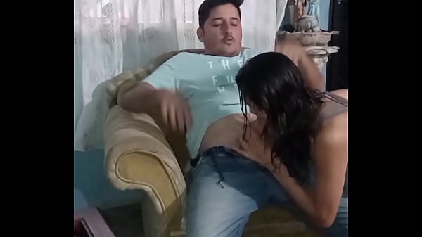 Me la culie en la sala de su casa