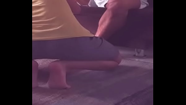 Covenzo a mi compa&ntilde;ero de piso hetero a mamarle la verga depsues d eunos tragos