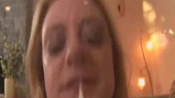 Loirinha muito gostosa mostrando que saber fazer um sexo oral delicioso  