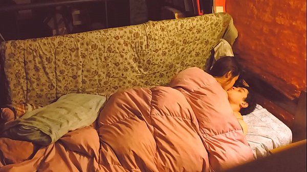 Hermanos se esconden para tener sexo.  