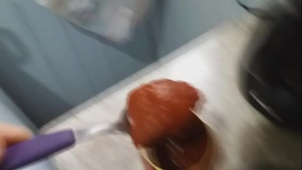 Comendo bem gostoso uwu