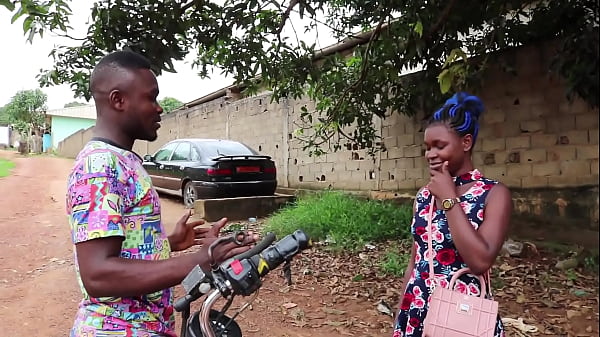 le chauffeur de moto taxi du mboa avec sa cliente dans les sous bois du village  