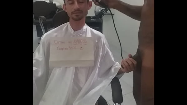 GAY cortando cabelo