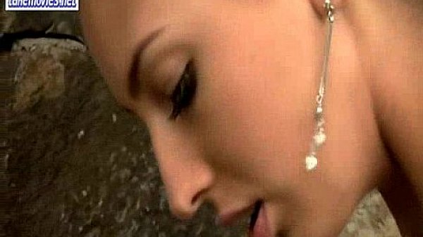 Brunette teen minx rub pussy