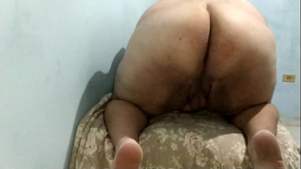 gordo com o cuzinho implorando por rola