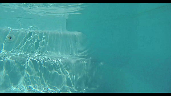 Petite vid&eacute;o un vieux vicieux vient me mater la chatte et le trou du cul ...