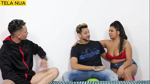 Primeiro meu amigo depois meu marido junto com ele numa gostosa dp 