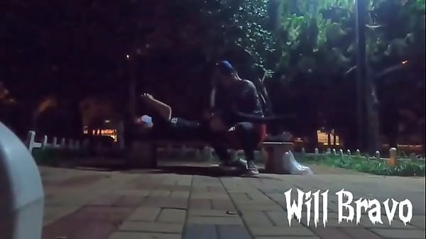 Putaria gostosa na pracinha com novinho dotado  