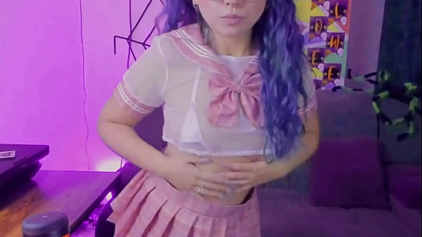 webcam disfrazada de colegiala juega a ser sexy y a jugar con sus pies y su consolador