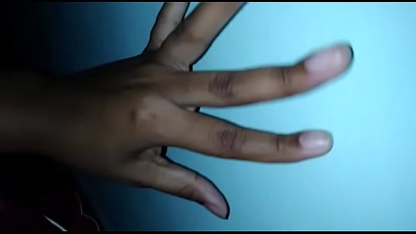 Sapeca movimentando a m&atilde;o sensualmente 