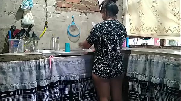 latina cachonda enga&ntilde;a a su esposo con su propia hermanastra, teniendo sexo en la cocina