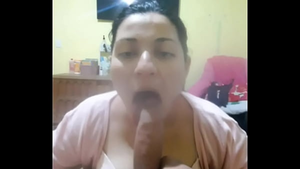 Mi culona me la chupa, me presta sus temas, sus nalgas y luego me corro en su cara