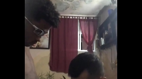 Maloka casado esperou a mulher sair pra meter comigo na encolha