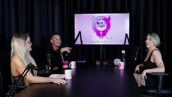 Loira chupa as bolas depois de falar que come&ccedil;ou no swing, as melhores posi&ccedil;&otilde;es para sexo anal e mostrar seus brinquedinhos - Mary Red Queen (SHEER/RED)