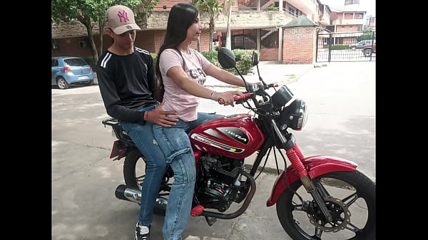 ESTABA ENSE&Ntilde;ANDO A MI VECINA DEK BARRIO ANDAR MOTO, PERO LA CACHONDA SE ME SENTO EN MIS PIERNAS Y ME EXCITO QUE RICO