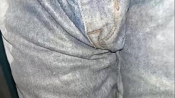 Pa&ntilde;al de tela orinado con pantalon jeans marca tenis y m&uacute;ltiples orgasmos