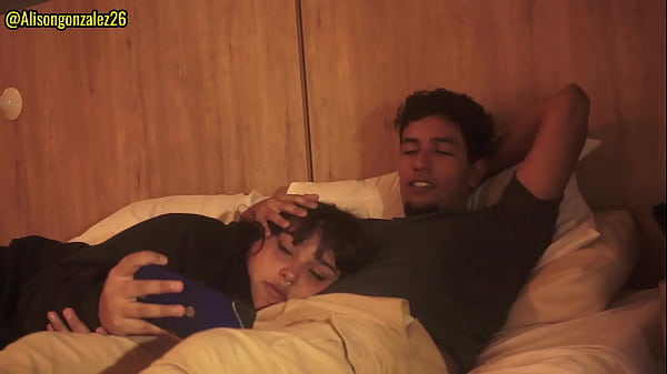 Metiendole el pene en la boca a la putita de mi hermanastra despues de ver una pelicula