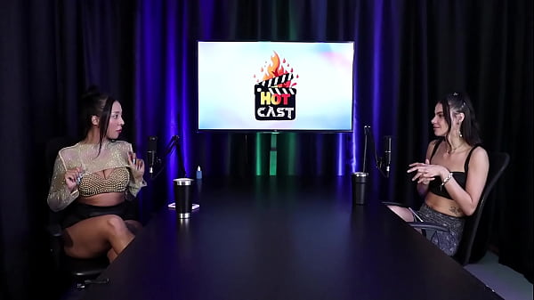 A experi&ecirc;ncia com Angolanos que ela fez com v&aacute;rios paus grandes e duros, e depois mostrou a buceta e os peitos, sendo chupada - Debora Andrade (SHEER/RED)