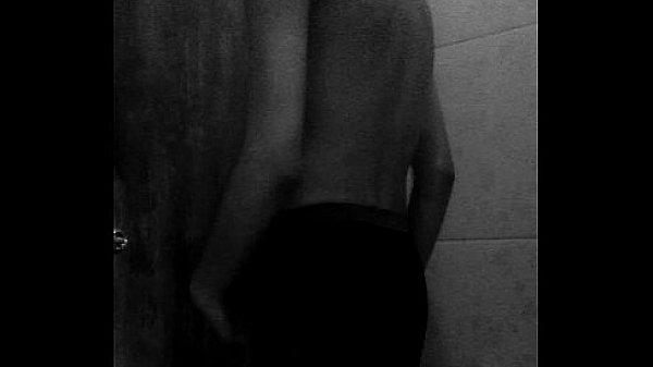 Antes de una ducha, una rica paja.