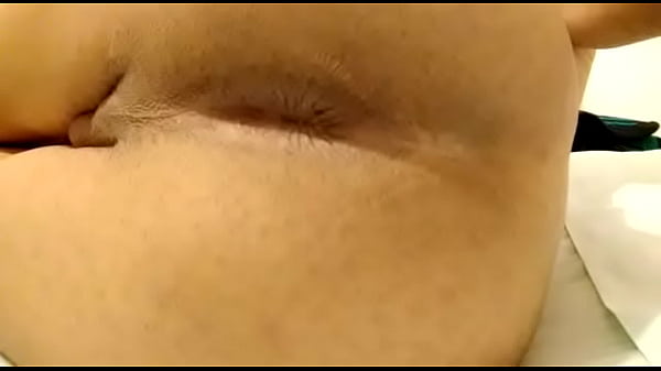 Chico desnudo se abre las nalgas