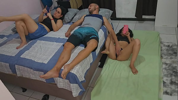 Esposa teve a m&aacute; ideia de dividir o quarto com sua Amiga