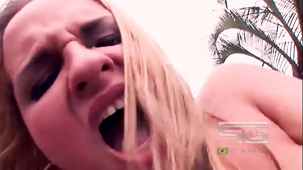 Meteu fundo na loira gostosa