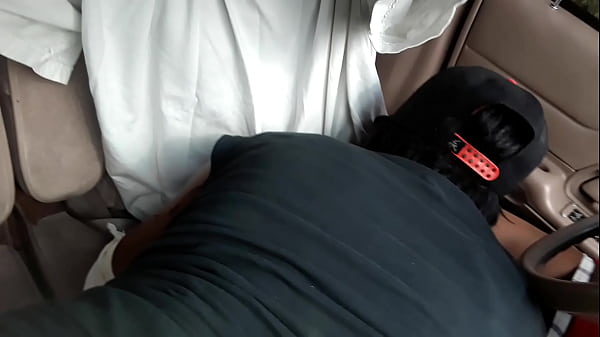 Streetwalker deepthroat dick in the car while shaking her fat ass 