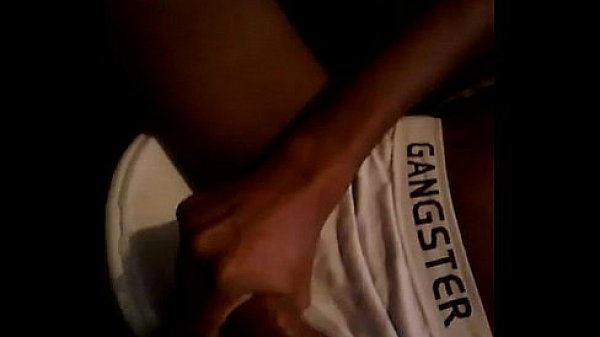 Novinho dotado gozando