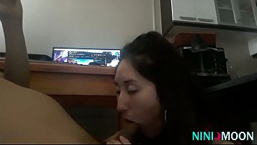 Interrumpo su juego y le hago una mamada