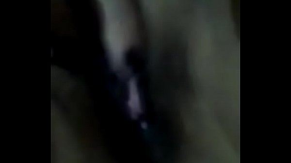 Casadinha com o dedinho na buceta  