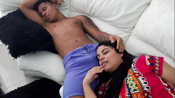 Estamos viendo una pelicula y mi hermanstra esta tan cachonda que me hace un rico oral  