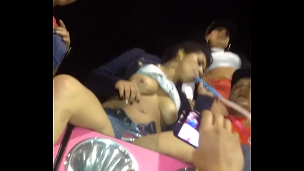 gostosa mostrando os peitos no mega space