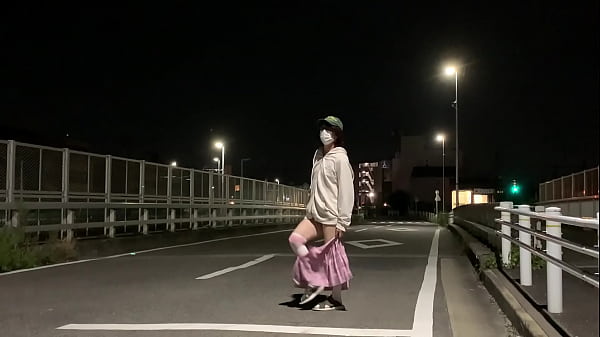 女装まゆの深夜全裸露出で大股開き