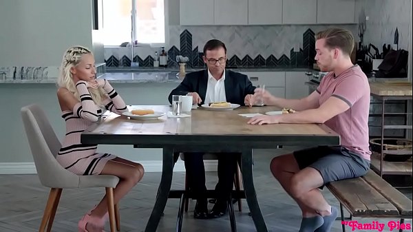 Ense&ntilde;ando a mi hermanastra de la escuela (&iquest;Qu&eacute; es un chorreo de leche?)