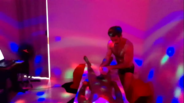 Que delicia massagear este Deus &Eacute;bano roludo 