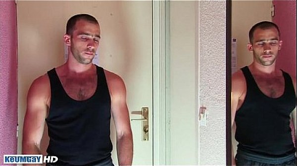 Full video: A sexy str8 guy get wanked in spite of him by a guy ! 