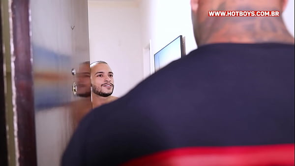 Maromba tatuado fodendo o safado